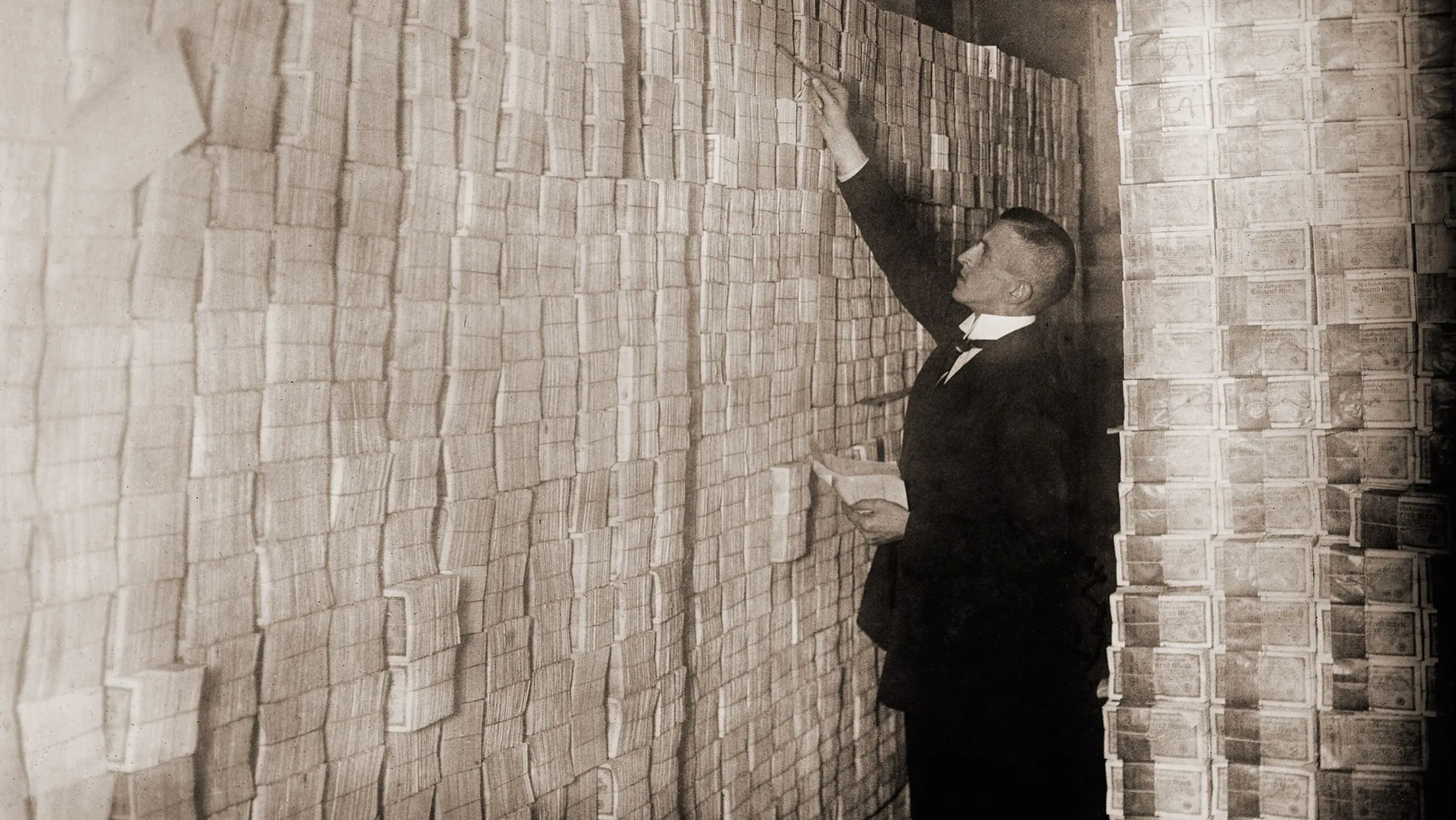 Bänker stapelt Geldscheine während der Hyperinflation